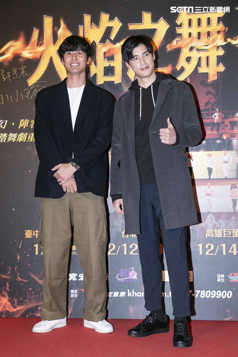 游鴻明、彭佳慧、郭彥均、羅宏正、屈中恆、風田、謝佳見出席觀賞《火焰之舞》。（圖／記者楊澍攝影）