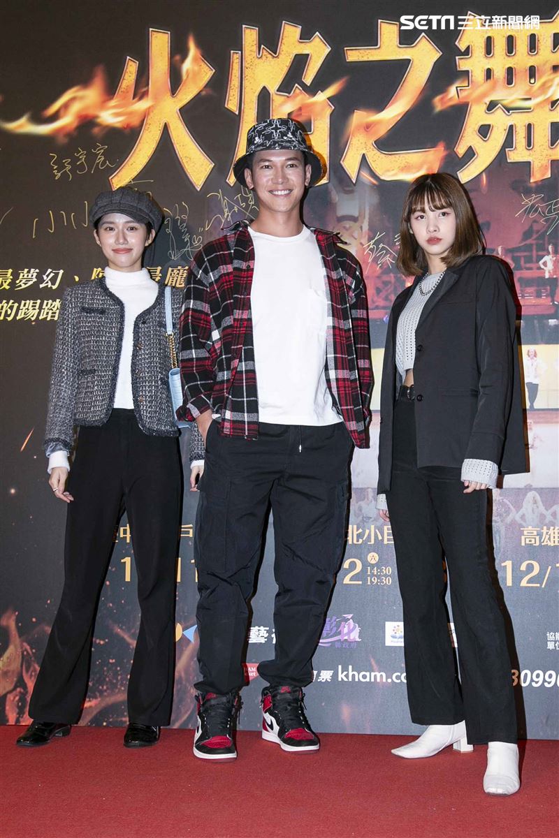 游鴻明、彭佳慧、郭彥均、羅宏正、屈中恆、風田、謝佳見出席觀賞《火焰之舞》。（圖／記者楊澍攝影）