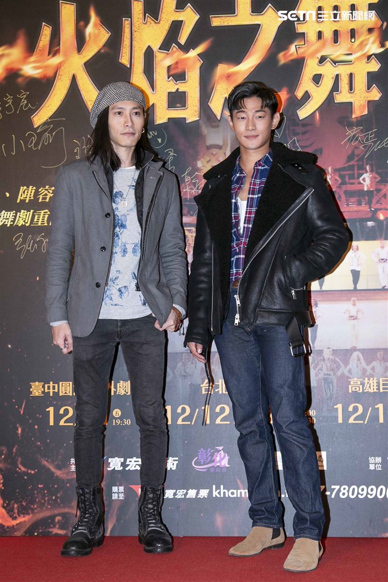 游鴻明、彭佳慧、郭彥均、羅宏正、屈中恆、風田、謝佳見出席觀賞《火焰之舞》。（圖／記者楊澍攝影）