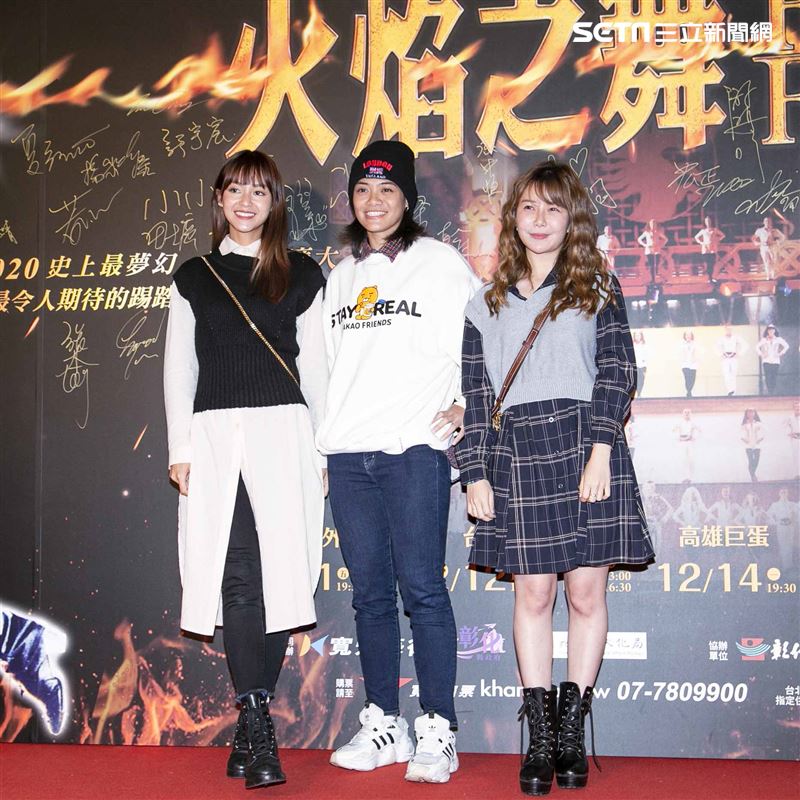 游鴻明、彭佳慧、郭彥均、羅宏正、屈中恆、風田、謝佳見出席觀賞《火焰之舞》。（圖／記者楊澍攝影）