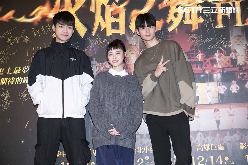 游鴻明、彭佳慧、郭彥均、羅宏正、屈中恆、風田、謝佳見出席觀賞《火焰之舞》。（圖／記者楊澍攝影）