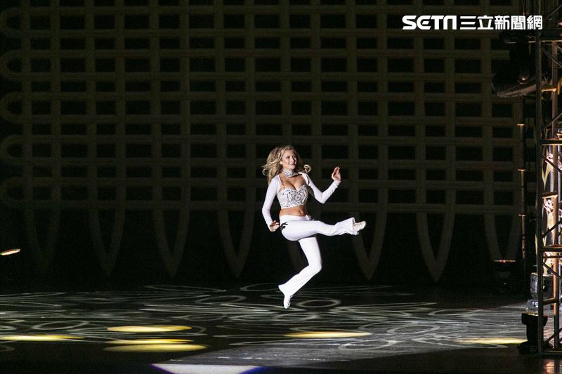 游鴻明、彭佳慧、郭彥均、羅宏正、屈中恆、風田、謝佳見出席觀賞《火焰之舞》。（圖／記者楊澍攝影）