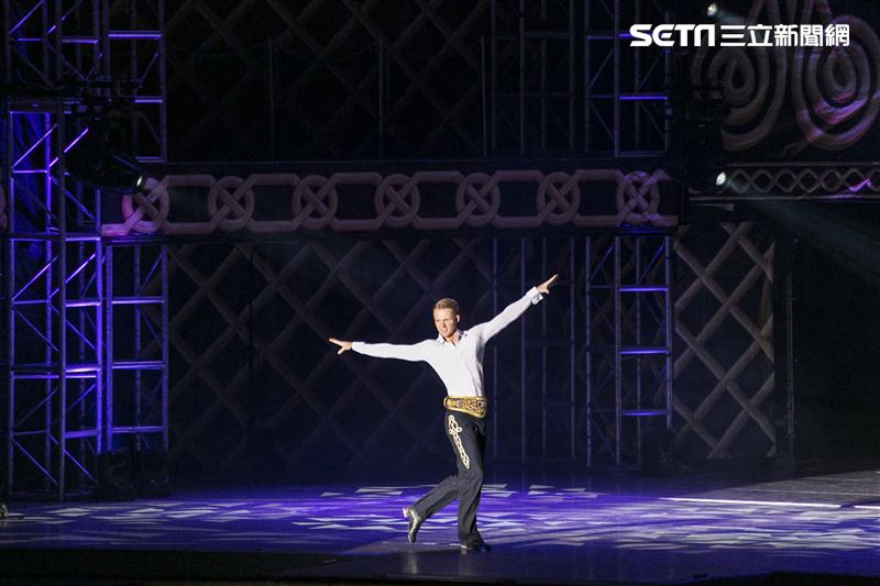 游鴻明、彭佳慧、郭彥均、羅宏正、屈中恆、風田、謝佳見出席觀賞《火焰之舞》。（圖／記者楊澍攝影）