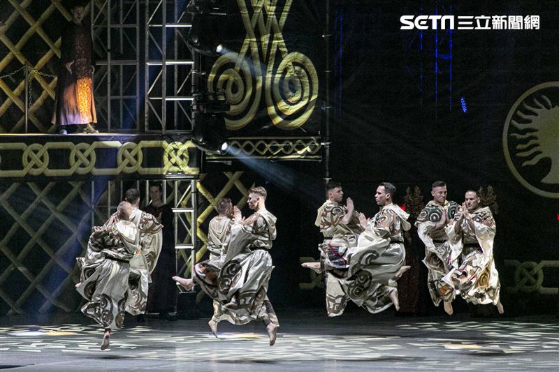 游鴻明、彭佳慧、郭彥均、羅宏正、屈中恆、風田、謝佳見出席觀賞《火焰之舞》。（圖／記者楊澍攝影）