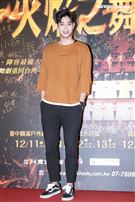 游鴻明、彭佳慧、郭彥均、羅宏正、屈中恆、風田、謝佳見出席觀賞《火焰之舞》。（圖／記者楊澍攝影）