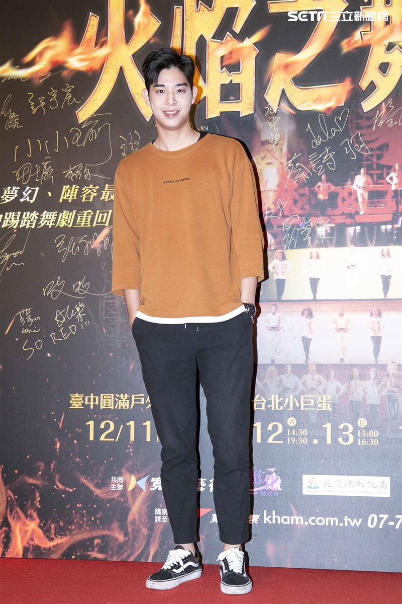 游鴻明、彭佳慧、郭彥均、羅宏正、屈中恆、風田、謝佳見出席觀賞《火焰之舞》。（圖／記者楊澍攝影）