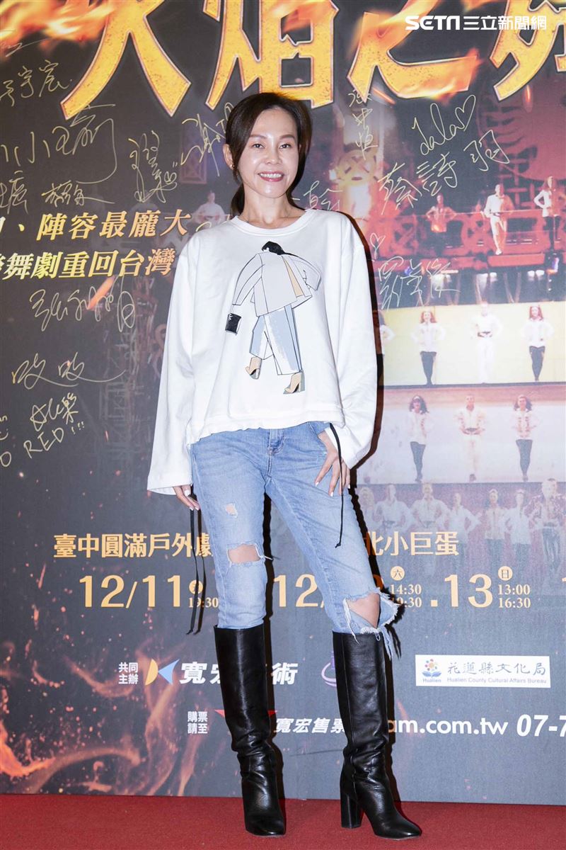 游鴻明、彭佳慧、郭彥均、羅宏正、屈中恆、風田、謝佳見出席觀賞《火焰之舞》。（圖／記者楊澍攝影）