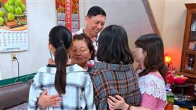 姊妹花回寄養家庭  屏東家扶協助相見歡一對曾接受屏東家扶中心寄養安置的姊妹，12日回到照顧過她們兩年的寄養家庭，與寄養媽媽王麗琴（中）熱情擁抱。（屏東家扶中心提供）中央社  109年12月12日