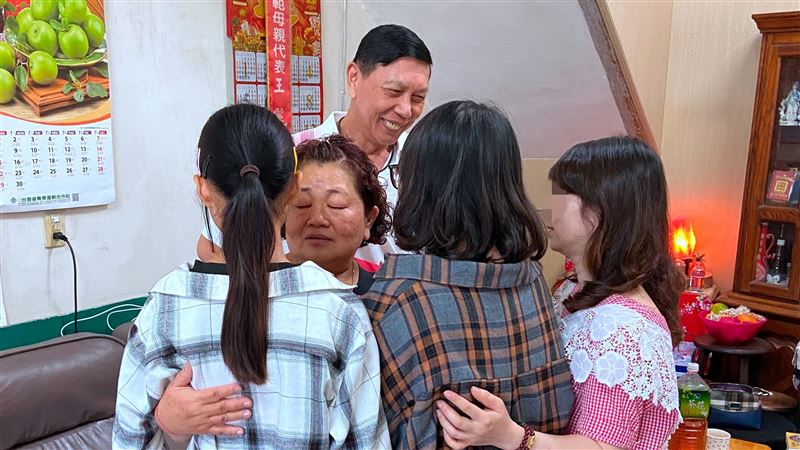 10年後重逢！家暴少女擁抱「媽媽」