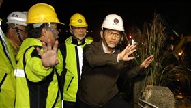 交通部長林佳龍昨晚、今早連續視察台鐵邊坡坍方搶修工程。（圖／交通部提供）