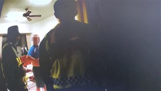 不滿深夜吵鬧　他持刀踹門「全殺光」