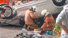 新竹市經國路,轎車,機車道,翻車,民眾馬先生提供,小貨車