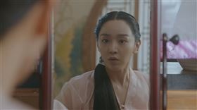 韓劇《哲仁王后》崔振赫穿越後發現自己變成女人（具惠善）表情大驚。（圖／friDay影音提供）