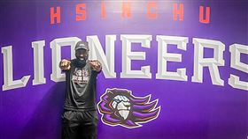 攻城獅雷特出關　喊話來這裡不是要輸的台灣職業籃球聯盟P.League+新竹街口攻城獅第2名洋將雷特13日正式出關，雷特對獅紫軍們霸氣喊話，「我已經準備好迎戰了，我到這裡不是要輸的」。（新竹街口攻城獅提供）中央社記者黃巧雯傳真　109年12月13日