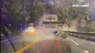 燕子口落石砸車　像空襲炸彈躲不了