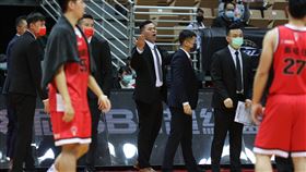 李漢昇違反「潛規則」引爆台銀教練陳國維不滿。（圖／籃協提供）
