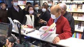 蘇貞昌買漫畫結帳過程（圖／行政院提供）