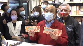 蘇貞昌買漫畫結帳過程（圖／行政院提供）