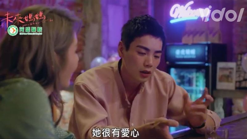 男友酒吧調情辣妹　被郭書瑤當場抓包