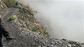 能高越嶺道機車墜谷　騎士傷重不治（2）南投縣一名陳姓男子10日騎機車闖入能高越嶺道，在指標約0.7到1公里處不慎墜谷，傷重不治。初步了解，陳男可能為附近部落高山協作，騎車進入能高越嶺道目的仍待警方調查釐清。（民眾提供）中央社記者蕭博陽南投縣傳真  109年12月10日