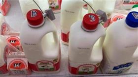 全聯鮮奶被鎖1機關！他看傻問「這什麼」　網揭暗黑內幕▲。（圖／翻攝自全聯消費經驗老實說）