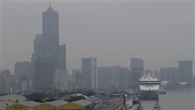 入秋首波霾害影響　高雄沿海地區能見度不佳入秋首波霾害報到，台灣各地區陸續受霾害影響，午後高雄沿海地區放眼望去能見度並不算太好，高雄85大樓幾乎埋沒在成片灰濛中。中央社記者董俊志攝　109年10月23日