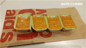 ▲許多人吃法，搭配糖醋醬沾薯條吃。（圖／社群中心提供）