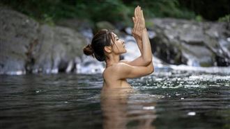 瑜珈女神野溪中全裸　超狂曲線網暴動