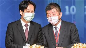 北醫大醫療論壇　賴清德陳時中出席剪綵（1）台北醫學大學13日舉辦「2020國際醫療高峰論壇」，副總統賴清德（左）、衛福部長陳時中（右）受邀出席，兩人一同為論壇剪綵開幕。中央社記者鄭清元攝　109年12月13日