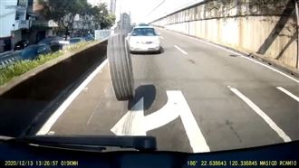 真衰！聯結車輪胎彈飛　自小客被砸中