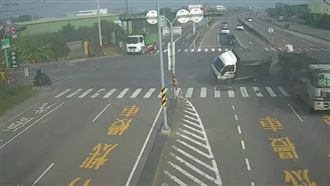 畫面曝光！小貨車遭撞拖行　路人嚇壞