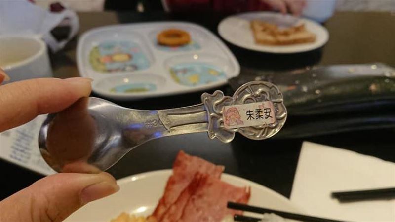 住4星級飯店　兒童餐具上驚見姓名貼