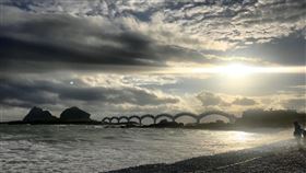 台東三仙台迎2021第一道曙光交通部觀光局東部海岸國家風景區管理處14日表示，根據台北天文館資料顯示，2021年台灣本島平地第一道曙光6時10分出現在台東縣成功鎮的三仙台。因此舉辦三仙台迎曙光活動，凌晨3時30分展開。（東部海岸國家風景區管理處提供）中央社記者李先鳳傳真  109年12月14日