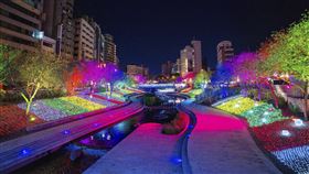 ▲七彩霓虹燈的佈置讓人彷彿進入到夢幻王國。（圖／臺中市政府提供）