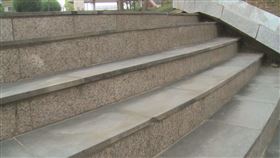 階梯從上到下第一階15公分、第二階20公分、第三階13公分，樓梯被樹根撐起，稍不注意就容易絆倒。(圖／翻攝畫面)