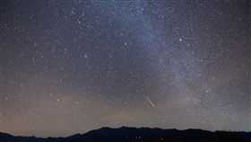 雙子座流星雨劃過阿里山天際雙子座流星雨13日晚間至14日凌晨達極大期，阿里山區觀星條件最佳的小笠原山，整個天空都可以看到流星劃過。（黃源明提供）中央社記者蔡智明傳真  109年12月14日