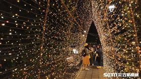 新北歡樂耶誕城府中燈區(記者陳弋攝影)