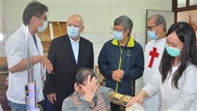 陳建仁訪視澎湖天主教惠民醫院（1）前副總統陳建仁（右3）14日在天主教惠民醫院前院長呂若瑟（左2）陪同下訪視院內住院長輩，為復健長者打氣，盼早日恢復健康。中央社  109年12月14日