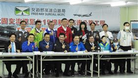 立院交委會考察林口交流道改善計畫立法院交通委員會會同交通部長林佳龍（前左4）及地方官員民代，視察國道1號林口交流道改善規劃案，會中共識要求工期加速以儘早改善林口交流道壅塞問題。中央社記者王鴻國攝  109年12月14日