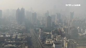 霧霾侵襲　高雄地標85大樓看攏嘸