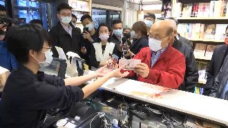 蘇揆買漫畫爆打統編　政院：科員提供