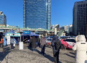 首爾火車站前廣場設立臨時採檢站