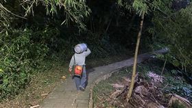 一位中年人扛瓦斯桶爬象山，讓不少網友吃驚。（圖／讀者Jimmy Liao授權提供）