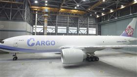 華航新貨機在英文「CARGO」中巧妙加入台灣的樣貌。（圖／華航提供）