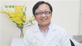 台大醫院眼科部主治醫師暨中華民國視網膜醫學會秘書長陳達慶醫師指出，近日台灣天氣狀況不穩定，氣溫時高時低，每當溫差變大時，就是眼中風的好發季節。