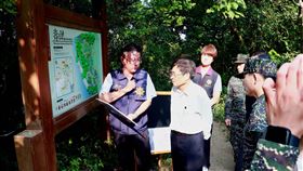 男疑遭流彈誤傷　軍方允柴山50機槍靶場不再打靶陳姓男子日前登柴山疑遭流彈誤傷，警方在現場找到1枚50機槍彈頭。高雄市政府秘書長楊明州（左2）14日會同海軍陸戰隊指揮部人員前往案發地點及附近靶場現勘，並聽取軍方簡報，軍方允諾50機槍靶場不再實施射擊訓練。（高雄市政府提供）中央社記者洪學廣傳真　109年12月14日