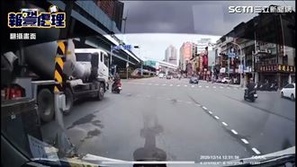 悚！婦騎車違規左轉　下秒捲水泥車底