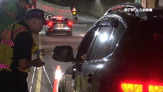 女有前科遭盤查　控警「搜包」刁難