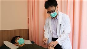 亞大醫院中醫科主治醫師王崧替患者針灸治療；圖中非當事人（圖／亞大醫院提供）