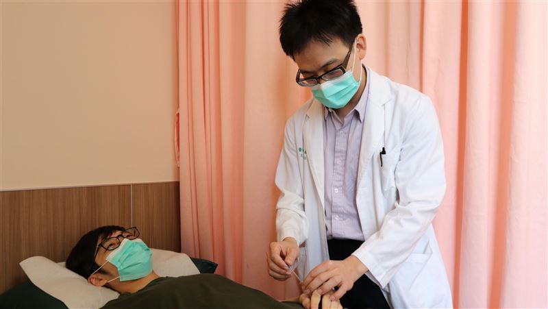 男罹癌化療四肢麻木　靠這根找回感覺